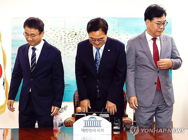 여야 원내대표, 기념 촬영을 마치고 (서울=연합뉴스) 배재만 기자 = 더불어민주당 한병도 원내대표(왼쪽)와 국민의힘 송언석 원내대표(오른쪽)가 7일 국회 의장집무실에서 열린 여야 원내대표 회동에서 우원식 국회의장과 함께 기념 촬영을 한 뒤 자리로 돌아가고 있다. 2026.5.7 [공동취재] scoop@yna.co.kr