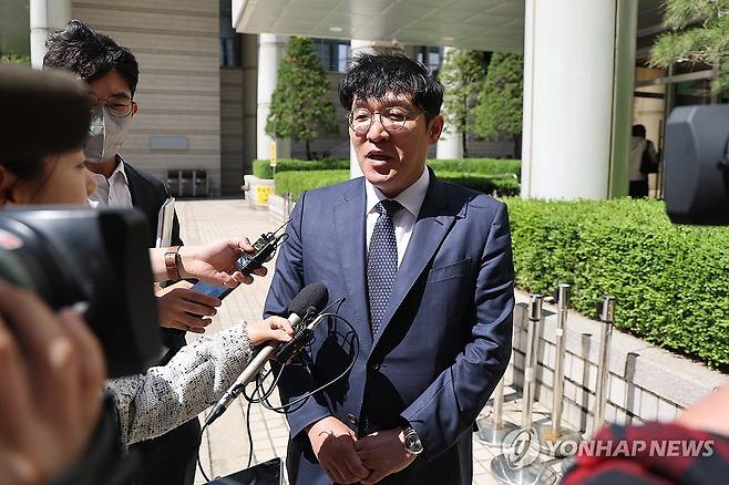 '김건희 공천청탁' 김상민 2심서 유죄로 뒤집혀…징역형 집유 (서울=연합뉴스) 서대연 기자 = 김건희 여사에게 고가의 그림을 건네고 공천을 청탁했다는 의혹을 받는 김상민 전 부장검사가 8일 서울 서초구 서울고등법원에서 열린 2심 선고 공판에서 징역형 집행유예를 선고받은 뒤 법정을 나서며 취재진에 입장을 밝히고 있다. 2026.5.8 dwise@yna.co.kr