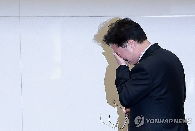 아쉬움 (서울=연합뉴스) 신현우 기자 = 우원식 국회의장이 8일 국회에서 열린 5월 임시국회 제2차 본회의 산회를 선포한 뒤 의장석에서 내려가고 있다.
    앞서 국민의힘은 대한민국헌법 개정안과 다른 법안에 대해 필리버스터(무제한 토론을 통한 합법적 의사진행 방해)를 하겠다고 밝혔다. 이에 우 의장은 이날 본회의에 대한민국헌법 개정안 등을 상정하지 않았다. 2026.5.8 nowwego@yna.co.kr