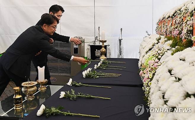 김광용 재난안전관리본부장, 대전 공장 화재 희생자 합동분향소 조문 (서울=연합뉴스) 김광용 행정안전부 재난안전관리본부장이 8일 대전광역시 문평근린공원에 마련된 대덕구 공장 화재 희생자 합동분향소를 찾아 조문하고 있다. 2026.4.8 [행정안전부 제공. 재판매 및 DB 금지] photo@yna.co.kr