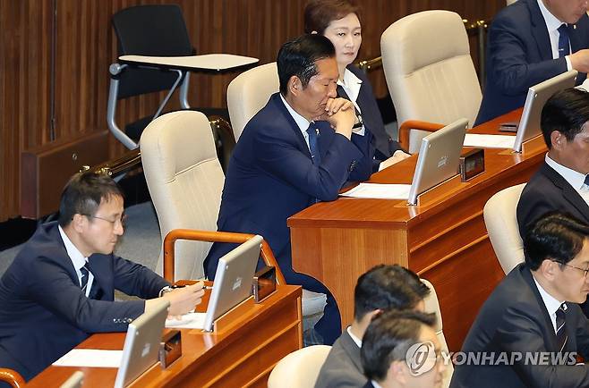 눈감고 국회의장 발언 듣는 정청래 대표 (서울=연합뉴스) 이동해 기자 = 더불어민주당 정청래 대표가 8일 국회에서 열린 5월 임시국회 제2차 본회의에서 우원식 국회의장의 발언을 듣고 있다.
    앞서 국민의힘은 대한민국헌법 개정안과 다른 법안에 대해 필리버스터(무제한 토론을 통한 합법적 의사진행 방해)를 하겠다고 밝혔다. 이에 우원식 국회의장은 이날 대한민국헌법 개정안 등을 본회의에 상정하지 않았다. 2026.5.8 eastsea@yna.co.kr