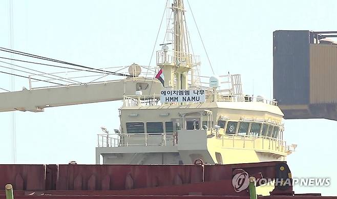 호르무즈 화재 나무호 두바이항 접안 완료 (서울=연합뉴스) 호르무즈 해협에서 정박 중 폭발로 화재가 발생했던 HMM 운용 화물선 HMM 나무호가 8일(현지시간) 중동 최대 수리 조선소인 아랍에미리트(UAE) 드라이독 월드 두바이에서 모습을 드러내고 있다. 
    나무호는 사고 해역에서 예인이 시작된 지 약 12시간 만에 두바이 항구 인근까지 예인됐으며 도선사 승선 이후 3시간이 더 걸려 접안 작업을 완료했다. 2026.5.8 [연합뉴스 TV 제공. 재판매 및 DB 금지] photo@yna.co.kr