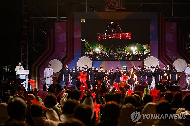 제21회 울산쇠부리축제서 선보이는 공연 (울산=연합뉴스) 울산 북구는 지난해 5월 북구청 광장과 달천철장에서 열린 '제21회 울산쇠부리축제'에 16만여명의 관람객이 다녀갔다고 밝혔다. 사진은 축제 개막 공연 모습. 2025.5.11 [울산시 북구 제공. 재판매 및 DB 금지] yongtae@yna.co.kr