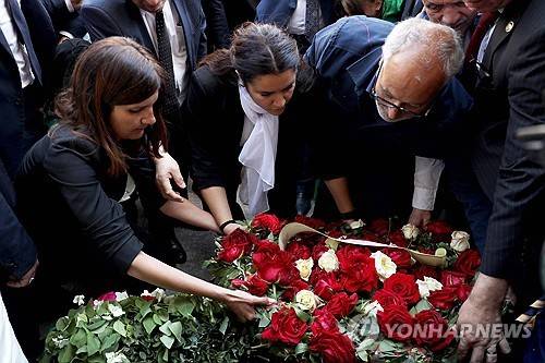 8일 알제리 세티프에서 열린 추모식에 참석한 프랑스 국방 차관(왼쪽) [AFP 연합뉴스 자료사진. 재판매 및 DB 금지]