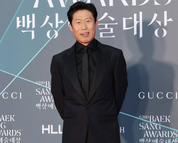 제62회 백상예술대상 영화 최우수연기상 후보에 오른 배우&nbsp;유해진이 8일 서울 강남구 코엑스에서 열리는 시상식 레드카펫 행사에서 포즈를 취하고 있다. 연합뉴스