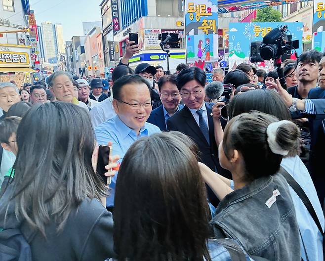 9일 대구 중구 제37회 동성로축제에 더불어민주당 김부겸 예비후보가 참석해 시민들과 악수하며 소통하고 있다. /황인무기자