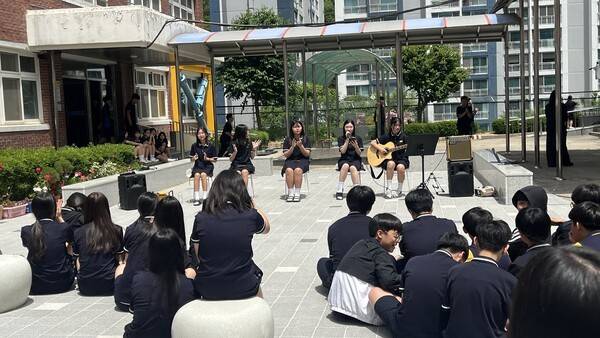 포항 양학중학교 학생들이 중정에서 열린 버스킹 공연을 관람하고 있다. 포항교육지원청 제공