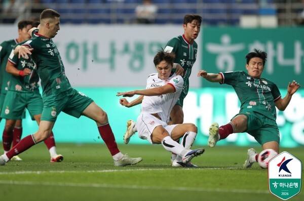 9일 대전월드컵경기장에서 벌어진 포항스틸러스와 대전과의 하나은행 K리그1 13라운드 원정경기에서 포항의 황서웅이 대전 선수들 사이로 슛을 날리고 있다. 한국프로축구연맹 제공