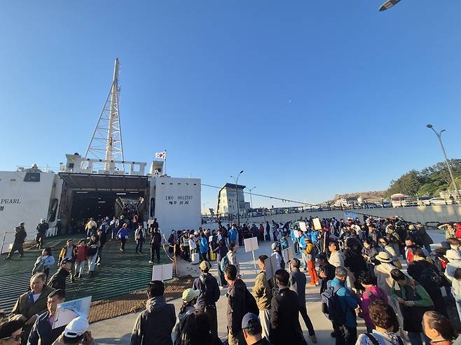 9일 오전 울릉읍 사동항 여객선터미널에 포항서 출발한 여객선이 들어오자 선착장에 사람들로 가득차 있다. <홍준기 기자>