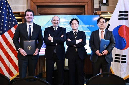 김정관 산업통상부 장관이 8일(현지 시간) 미국 워싱턴 D.C. 상무부에서 하워드 러트닉(Howard Lutnick) 상무부 장관과 임석 하에 열린 '한-미 조선 파트너십 이니셔티브 양해각서(MOU) 체결식'에 참석했다./뉴시스