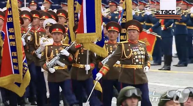 9일 러시아 전승절 열병식에 참석해 행진하는 북한군의 모습 (러시아 관영매체 타스통신 엑스 갈무리)