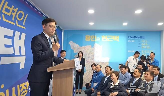 현근택 후보가 9일 오후 개최한 구갈동 선거사무소 개소식에서 지방선거 승리를 위한 각오 등을 밝히고 있다.(후보측 제공)