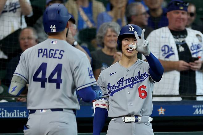 HOUSTON, TEXAS - MAY 06: Andy Pages #44 of the Los Angeles Dodgers is congratulated by Hyeseong Kim #6 after hitting his second home run of the game in the ninth inning against the Houston Astros at Daikin Park on May 06, 2026 in Houston, Texas.   Tim Warner/Getty Images/AFP (Photo by Tim Warner / GETTY IMAGES NORTH AMERICA / Getty Images via AFP)







<저작권자(c) 연합뉴스, 무단 전재-재배포, AI 학습 및 활용 금지>