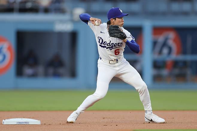 Los Angeles Dodgers shortstop Hyeseong Kim throws out Miami Marlins' Kyle Stowers at first base to complete a double play during the first inning of a baseball game Monday, April 27, 2026, in Los Angeles. (AP Photo/Ryan Sun)







<저작권자(c) 연합뉴스, 무단 전재-재배포, AI 학습 및 활용 금지>