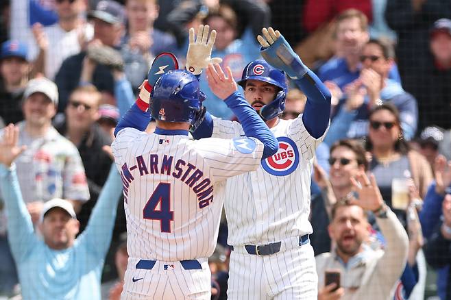 CHICAGO, ILLINOIS - MAY 07: Pete Crow-Armstrong #4 of the Chicago Cubs high fives Dansby Swanson #7 after scoring a run against the Cincinnati Reds during the fourth inning at Wrigley Field on May 07, 2026 in Chicago, Illinois. Michael Reaves/Getty Images/AFP (Photo by Michael Reaves / GETTY IMAGES NORTH AMERICA / Getty Images via AFP)
<저작권자(c) 연합뉴스, 무단 전재-재배포, AI 학습 및 활용 금지>