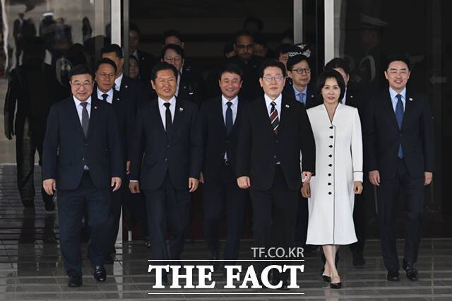 민주당의 선거 분위기 하락세에는 최근 자신들이 추진한 '윤석열 정부 조작 수사·기소 의혹 특검법안'의 역풍이 적잖게 영향을 미쳤다는 분석이다. 국민의힘은 이번 지선에서 최대 5~6곳의 광역단체장 선거에서 승리해 이재명 정부와 민주당 견제 동력을 확보한다는 계획이다. 사진은 지난달 19일 인도·베트남 국빈방문 순방길에 나선 이재명 대통령과 김혜경 여사가 경기 성남시 서울공항에 도착해 정청래 민주당 대표 등과 함께 공군 1호기로 이동하고 있는 모습. /이새롬 기자