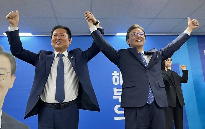 9일 오후 부산 부산진구 전재수 더불어민주당 부산시장 후보 선거사무소에서 열린 선거사무소 개소식에서 정청래 당대표와 전재수 후보가 두 손을 들고 지지자들에게 화답하고 있다. 연합뉴스