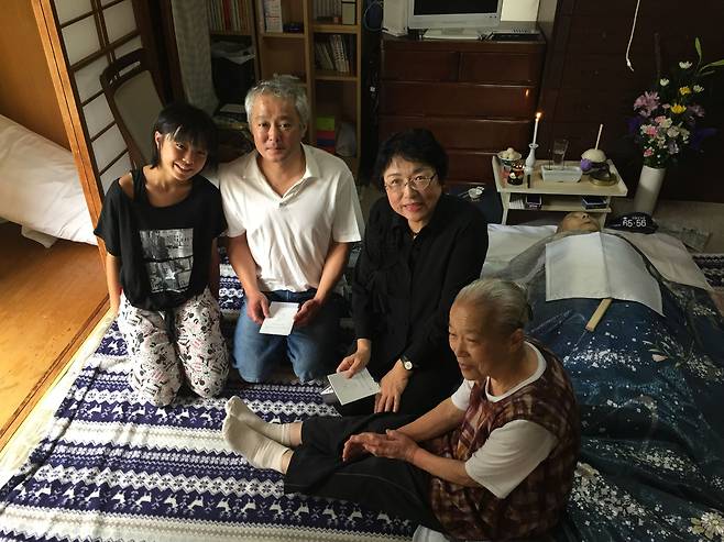▲집은 환자가 아닌 나로 존재하는 상징적인 공간이다. 다큐멘터리 ‘어쩌면 일어날지도 몰라 기적’에 나온 생선가게 유리짱 가족.