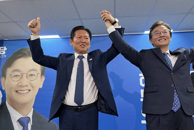 9일 부산 부산진구 전재수 더불어민주당 부산시장 후보 선거사무소에서 열린 선거사무소 개소식에서 정청래 당대표(왼쪽)와 전재수 후보(오른쪽)가 만세를 하고 있다. 연합뉴스