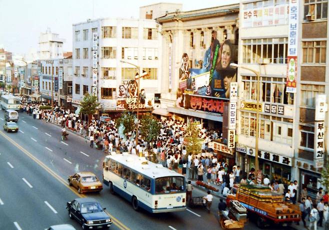 1980년대 서울 을지로4가 국도극장 앞에 사람들이 몰려있다. 국도극장은 충무로 을지로 일대 전성시대를 이끌던 주요 개봉관 중 하나였다. 한국일보 자료사진