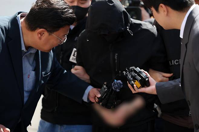 광주 도심에서 일면식 없는 여고생을 살해한 장 모 씨(24)가 7일 구속 전 피의자 심문(영장실질심사)를 받기 위해 광주지방법원에 들어서고 있다. 뉴스1