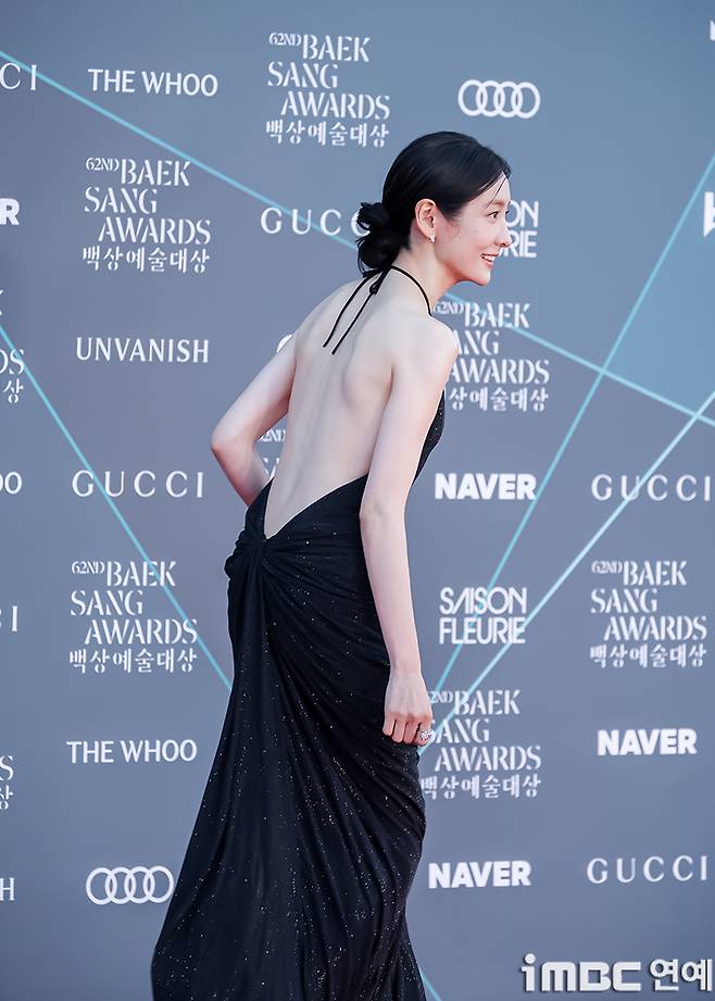 Park Ji-hyun revealed her beautiful figure in a single backless black dress.Actress Park Ji-hyun graced the red carpet of the 62nd Baeksang Arts Awards ceremony, held on the afternoon of the 8th at the outdoor plaza of COEX in Gangnam-gu, Seoul.In particular, Park Ji-hyun appeared wearing a black dress with a deeply exposed back, drawing all eyes to the event.i