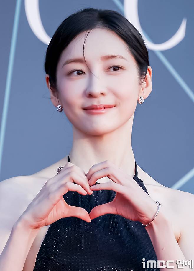 Park Ji-hyun revealed her beautiful figure in a single backless black dress.Actress Park Ji-hyun graced the red carpet of the 62nd Baeksang Arts Awards ceremony, held on the afternoon of the 8th at the outdoor plaza of COEX in Gangnam-gu, Seoul.In particular, Park Ji-hyun appeared wearing a black dress with a deeply exposed back, drawing all eyes to the event.i