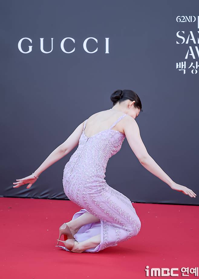 Actor Shin Hyun-bin was captured in a heart-stopping moment when he fell twice at an official event. This is news capturing the unexpected moments that occurred on the scene.