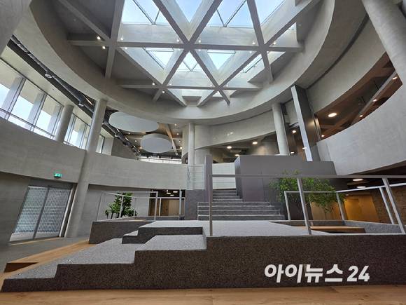 와이 스페이스 연구동 내부 중앙 계단. [사진=윤소진 기자]
