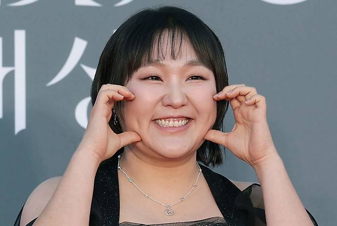 방송인 이수지가 8일 서울 강남구 코엑스에서 열린 ‘제62회 백상예술대상’ 레드카펫 행사에 참석해 포즈를 취하고 있다. 뉴스1