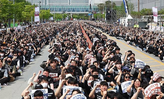 삼성전자 공동투쟁본부는 지난달 23일 경기도 평택시 삼성전자 평택캠퍼스 앞에 모여 사측에 영업이익의 15%를 성과급으로 지급하고, 성과급 상한제를 폐지하라고 요구했다. [연합뉴스]