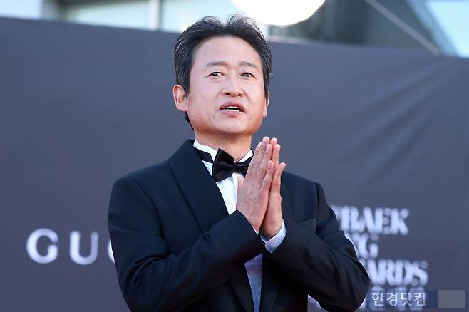 배우 유승목이 8일 오후 서울 삼성동 코엑스에서 열린 '제62회 백상예술대상' 레드카펫 행사에 참석해 발걸음을 옮기고 있다. / 변성현 한경닷컴 기자 byun84@hankyung.com