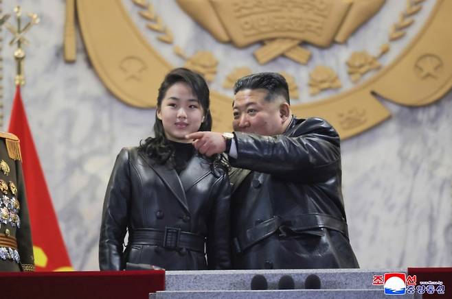 조선중앙통신이 지난 2월 26일 보도한 영상에는 가죽 상의를 똑같이 차려입은 김정은 위원장과 김주애가 전용 리무진 ‘아우르스’ 앞에 선 모습이 포착됐다. 연합뉴스