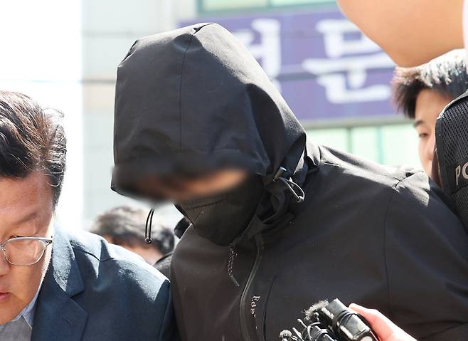 지난 7일 오전 광주 동구 광주지방법원에서 ‘묻지마 살인’ 피의자 장모 씨가 구속 전 피의자 심문(영장실질심사)을 받기 위해 법정으로 이동하고 있다. [연합뉴스]