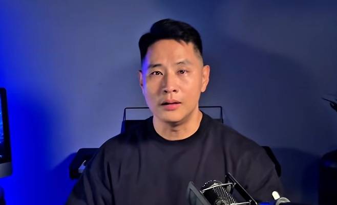 가수 유승준이 팬들의 댓글일 읽다가 눈물을 보였다. [사진출처 = 영상캡처]