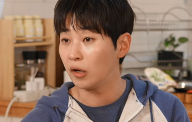 지난 8일 유튜브 채널 ‘딘딘은 딘딘’에 게재된 영상에서 딘딘은 어머니와 둘째 누나를 초대해 어버이날 식사를 대접하던 중, 과거 통장 내역으로 인해 벌어졌던 일촉즉발의 상황을 회상했다./유튜브 채널 ‘딘딘은 딘딘’