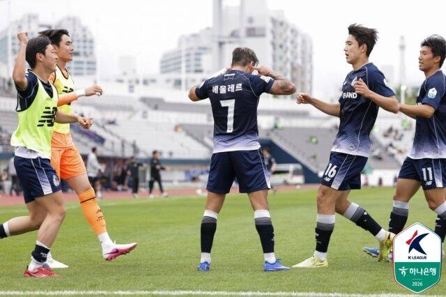 서울 이랜드가 9일 아산이순신종합운동장에서 충남 아산과 11라운드 원정 경기를 치른다./프로축구연맹 제공