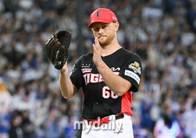 25일 오후 대구광역시 연호동 대구삼성라이온즈파크에서 진행된 '2024 프로야구 KBO리그 포스트시즌' 한국시리즈 3차전 삼성라이온즈와 KIA타이거즈의 경기. 기아 라우어가 6회말 무사 1루서 교체되며 박수를 치고 있다./마이데일리