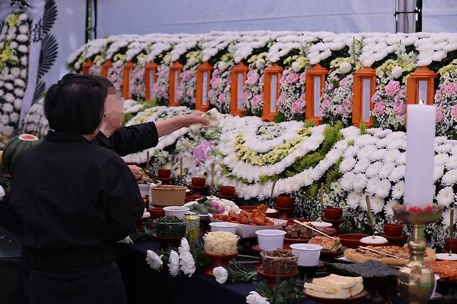 9일 대전 대덕구 문평근린공원에서 열린 안전공업 참사 희생자 추모식에서 유가족이 고인의 위패 앞에서 눈물을 흘리고 있다. 지난 3월 20일 자동차 부품 공장인 안전공업에서 발생한 화재로 14명이 숨지고 60명이 다쳤다. [연합]