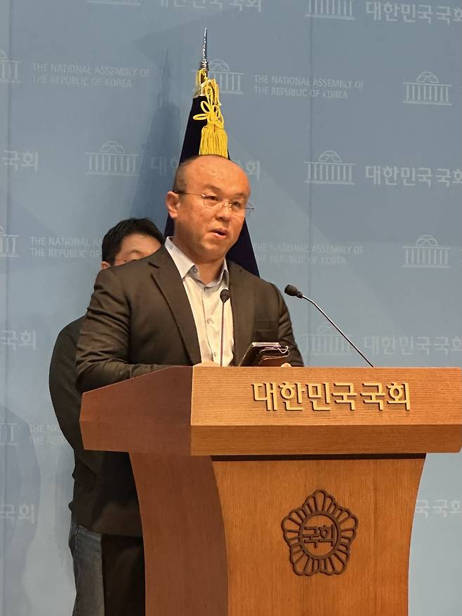 민경권 대한민국 주주운동본부 대표가 7일 국회 소통관에서 기자회견을 진행하고 있다. [사진=이정완 기자]