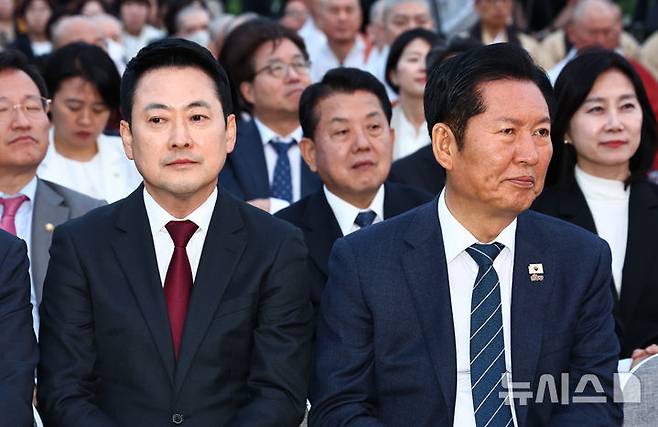 [서울=뉴시스] 김명년 기자 = 장동혁 국민의힘 대표와 정청래 더불어민주당 대표가 30일 오후 서울 여의도 국회에서 열린 '국회정각회 부처님오신날 봉축점등식'에서 참석해 있다. 2026.04.30. photo@newsis.com