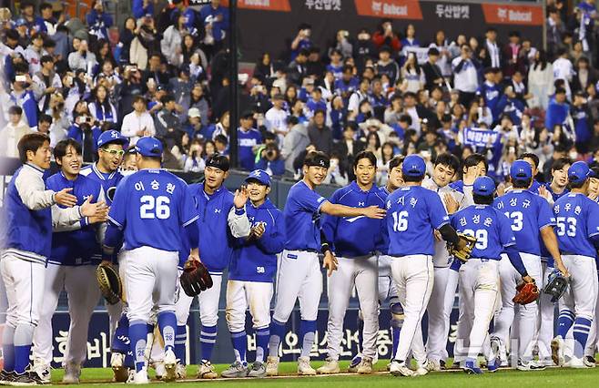 [서울=뉴시스] 황준선 기자 = 28일 서울 송파구 잠실야구장에서 열린 2026 KBO 리그 삼성 라이온즈와 두산 베어스의 경기, 5-4로 승리한 삼성 선수들이 자축하고 있다. 2026.04.28. hwang@newsis.com