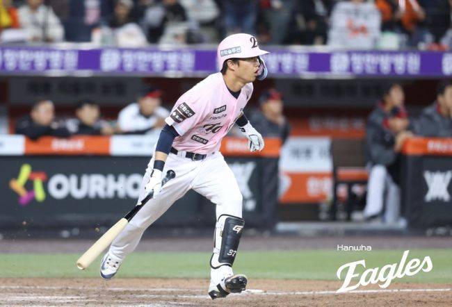 김경문 감독이 이끄는 한화 이글스는 8일 대전 한화생명 볼파크에서 열린 2026 신한 SOL KBO리그 LG 트윈스와의 홈경기에서 5시간 5분이 걸린 연장전 끝에 8-9로 패했다. 이날 패배로 2연승이 끊긴 한화는 시즌 전적 14승20패가 됐다. 한화 이글스