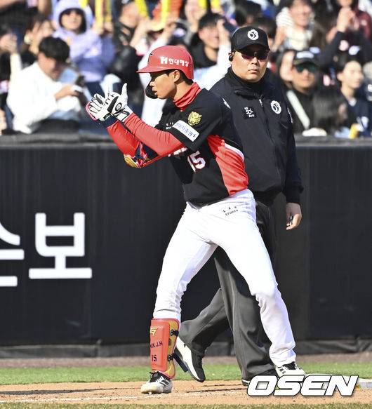 [OSEN=대전, 박준형 기자] 20일 오후 대전 한화생명볼파크에서 2026 신한 SOL KBO 리그 시범경기 한화 이글스와 KIA 타이거즈의 경기를 진행됐다.전날 한화는 4-5로 끌려가다 9회말 허인서의 동점 홈런과 김태연의 끝내기 홈런으로 7-5 역전승을 거두고 2연패를 끊었다.8회초 2사 만루 KIA 박재현이 3타점 적시 3루타를 날리고 세리머니를 하고 있다.    2026.03.20 / soul1014@osen.co.kr