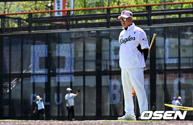 [OSEN=대전, 조은정 기자]9일 오후 대전 한화생명볼파크에서 2026 신한 SOL KBO리그 한화 이글스와 LG 트윈스의 경기가 열린다.이날 한화는 왕옌청을 LG는 치리노스를 선발로 내세웠다.한화 김경문 감독이 선수단 훈련을 지켜보고 있다. 2026.05.09 /cej@osen.co.kr