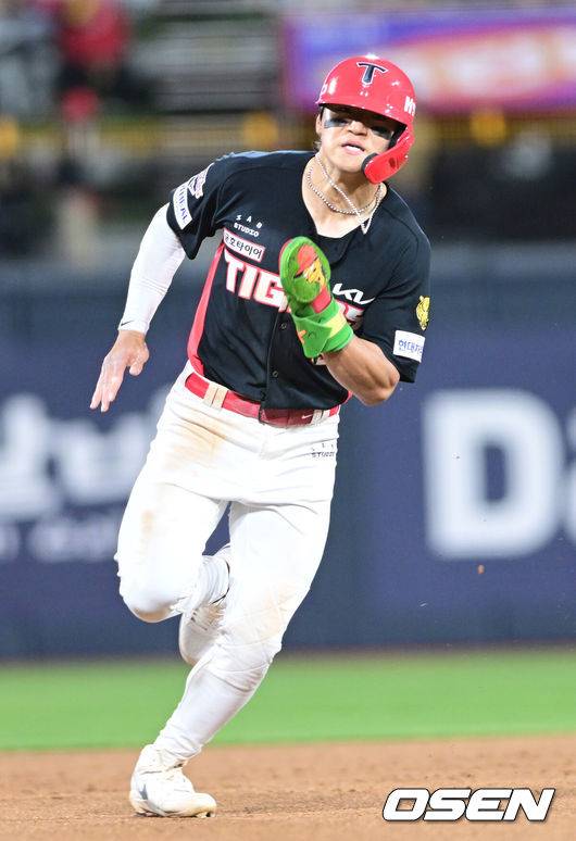 [OSEN=수원, 최규한 기자] 21일 수원 KT위즈파크에서 ‘2026 신한 SOL KBO리그’ KT 위즈와 KIA 타이거즈의 경기가 열렸다.홈팀 KT는 오원석, 방문팀 KIA는 김태형을 선발로 내세웠다. 8회초 1사 1루 상황 KIA 나성범의 역전 1타점 2루타 때 주자 김도영이 홈을 향해 질주하고 있다. 2026.04.21 / dreamer@osen.co.kr