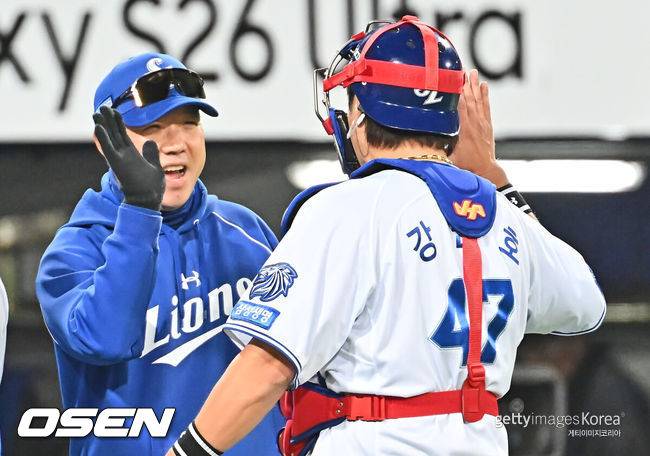 [OSEN=대구, 이석우 기자] 11일 대구삼성라이온즈파크에서 2026 신한 SOL KBO 리그 삼성 라이온즈와 NC 다이노스의 경기가 열렸다. 홈팀 삼성은 오러클린이, 방문팀 NC는 테일러가 선발 출전했다. 삼성 라이온즈 박진만 감독이 5-4로 승리한 후 강민호와 하이파이브를 하고 있다. 2026.04.11 / foto0307@osen.co.kr
