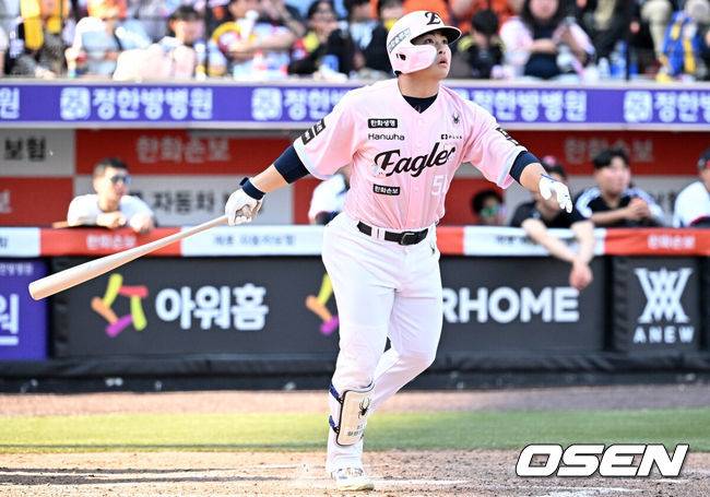 [OSEN=대전, 조은정 기자]9일 오후 대전 한화생명볼파크에서 2026 신한 SOL KBO리그 한화 이글스와 LG 트윈스의 경기가 열렸다.이날 한화는 왕옌청을 LG는 치리노스를 선발로 내세웠다.8회말 1사 2,3루에서 한화 문현빈이 우월 쓰리런 홈런을 날리고 있다. 2026.05.09 /cej@osen.co.kr