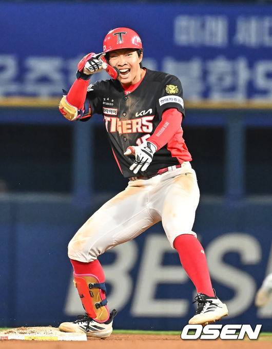 [OSEN=창원, 이석우 기자] 29일 창원NC파크에서 2026 신한 SOL KBO 리그 NC 다이노스와 KIA 타이거즈의 경기가 열렸다. 홈팀 NC는 구창모가, 방문팀 KIA는 이의리가 선발 출전했다. KIA 타이거즈 박재현이 연장 10회초 1사 1,2루 우익수 뒤 1타점 2루타를 치고 환호하고 있다. 2026.04.29 / foto0307@osen.co.kr