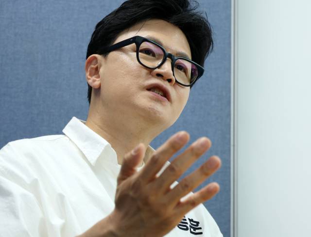 ▲부산 북갑 국회의원 보궐선거에 출마한 무소속 한동훈 후보가 지난 7일 부산 북구의 선거사무소에서 연합뉴스와 인터뷰를 하고 있다. ⓒ연합뉴스